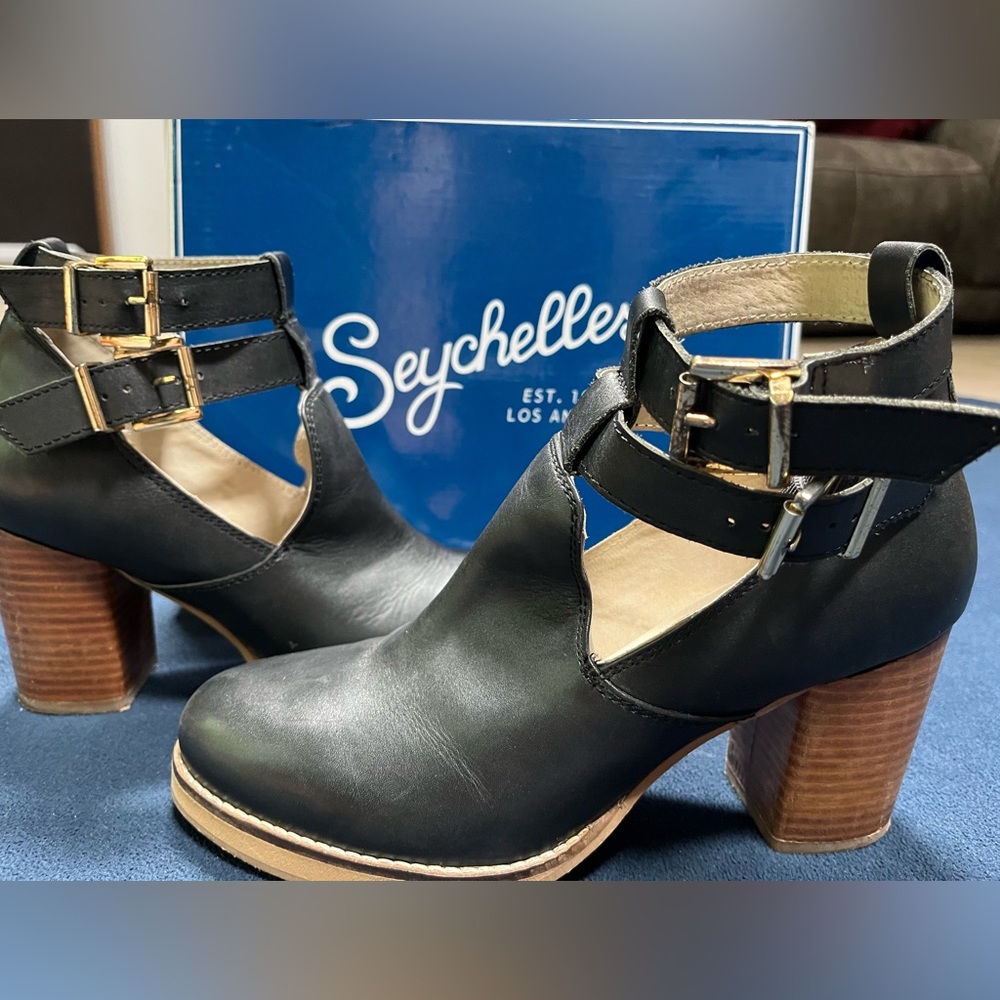 Seychelles buckle bootie, size 8, black
